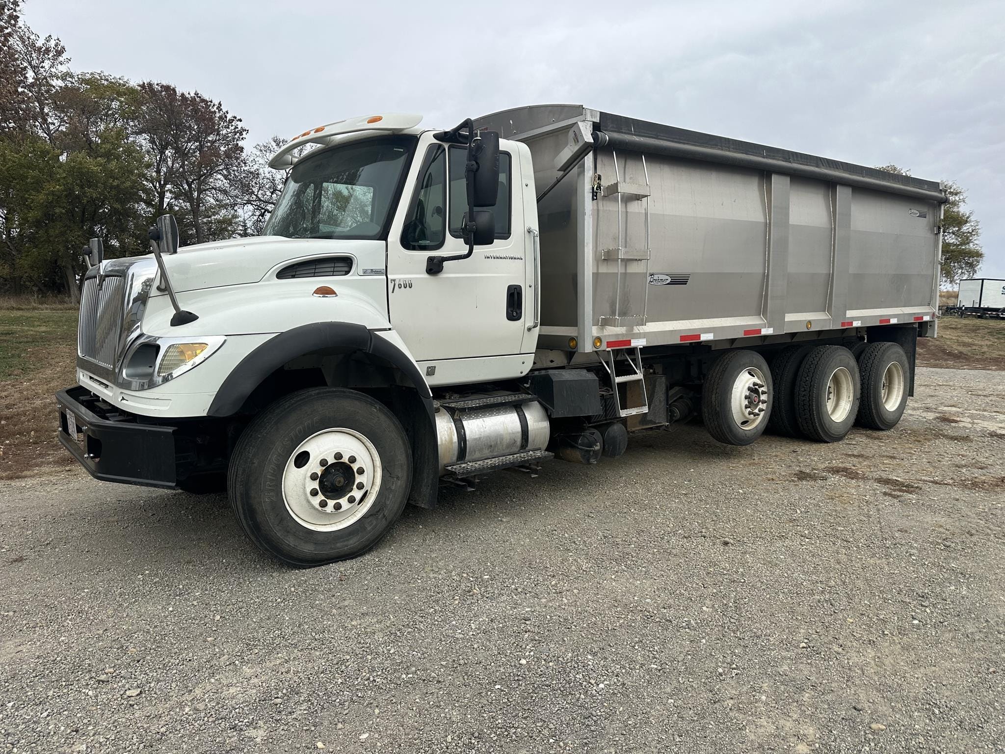 2006 International WorkStar 7600 Equipment Image0