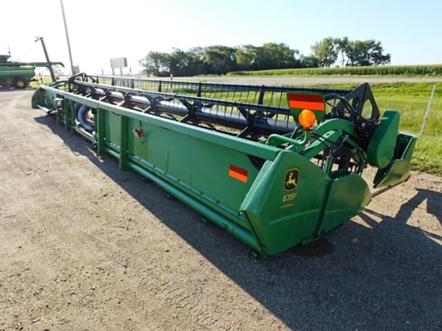 Image of John Deere 635 equipment image 1