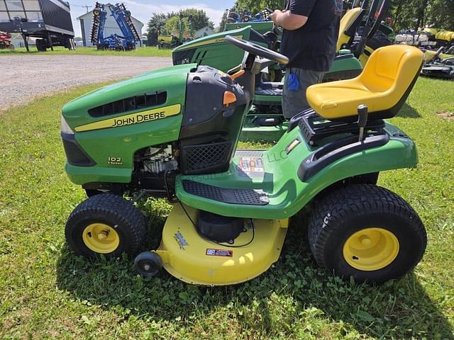 Image of John Deere 102 equipment image 3