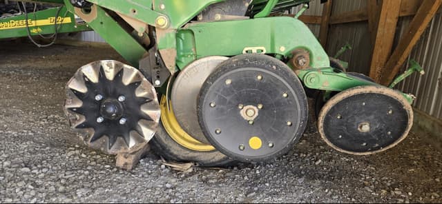 Image of John Deere 1750 equipment image 2