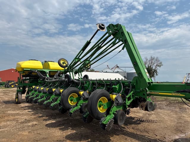 Image of John Deere 1770 equipment image 3