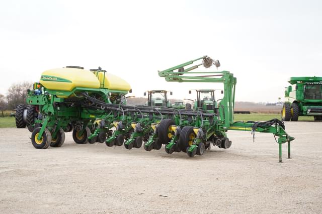 Image of John Deere 1770 equipment image 2