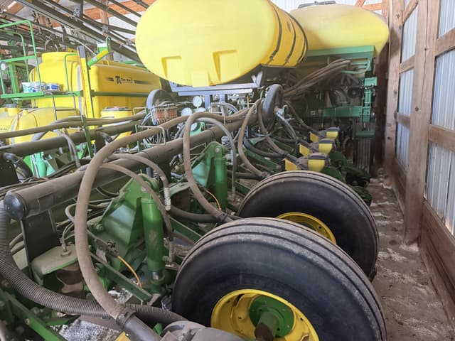 Image of John Deere 1770 equipment image 1