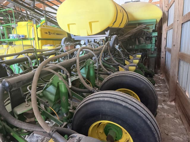 Image of John Deere 1770 equipment image 1
