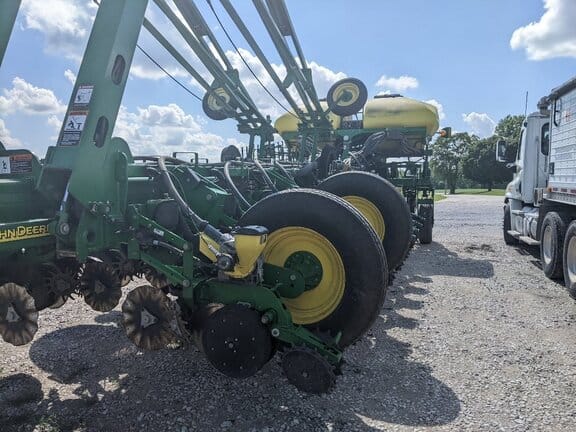 Main image John Deere 1770