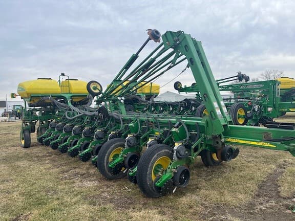 Image of John Deere 1770 equipment image 1