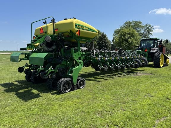 Image of John Deere 1770 equipment image 4