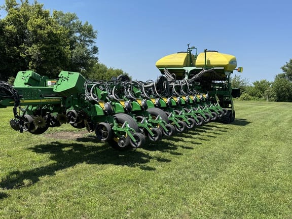 2006 John Deere 1770 Equipment Image0