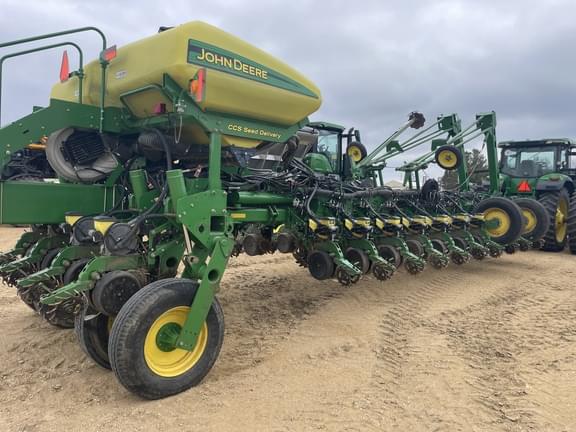 Image of John Deere 1770 equipment image 3