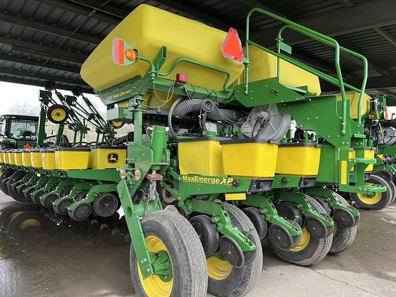 Image of John Deere 1770 equipment image 2