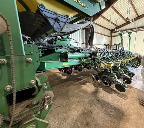 Image of John Deere 1770 equipment image 1