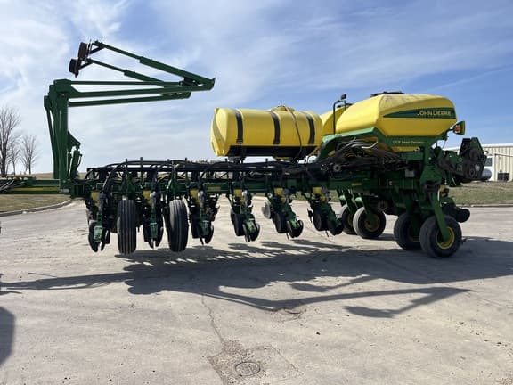 Image of John Deere 1770 equipment image 1