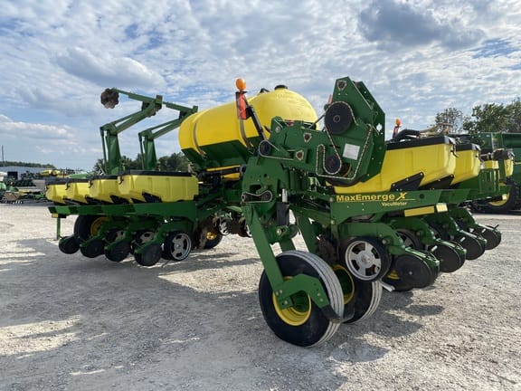 Main image John Deere 1770