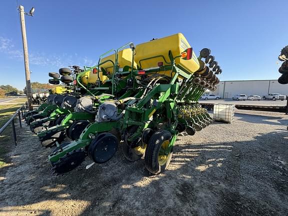 Image of John Deere 1790 equipment image 2