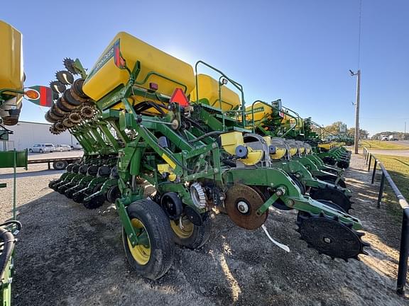 Image of John Deere 1790 equipment image 1