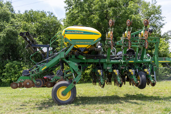 Image of John Deere 1790 equipment image 4