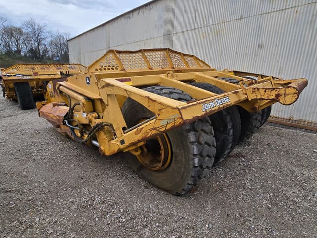 Image of John Deere 1812C equipment image 4