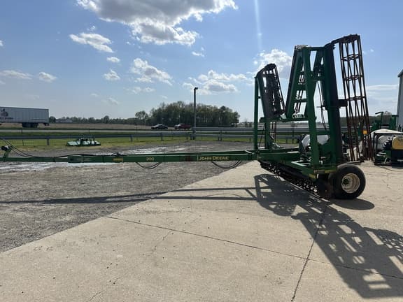 Image of John Deere 200 equipment image 2
