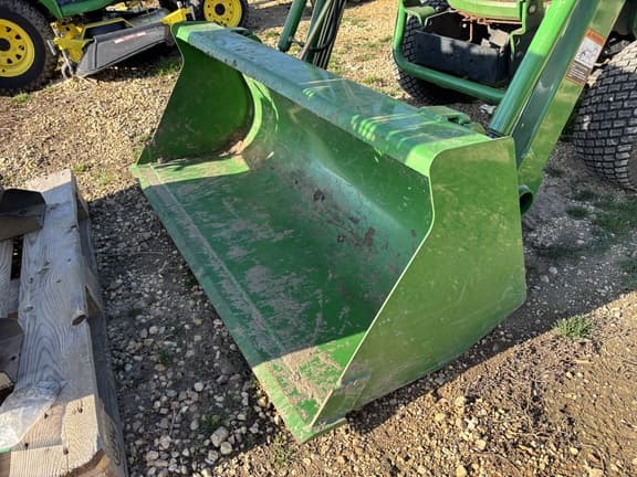 Image of John Deere 2305 equipment image 1