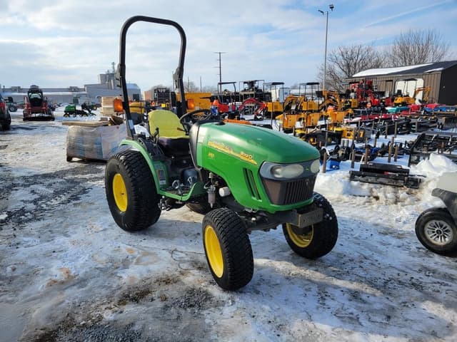 Image of John Deere 2520 equipment image 1