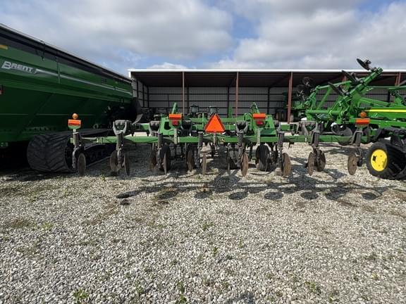 Image of John Deere 2700 equipment image 3