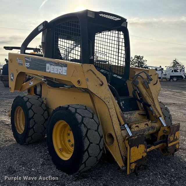 Image of John Deere 325 equipment image 2