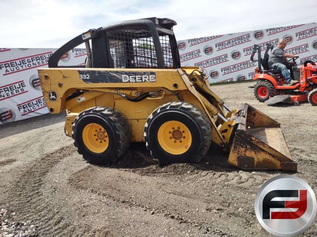 Image of John Deere 332 equipment image 3