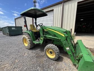 Image of John Deere 3320 equipment image 2