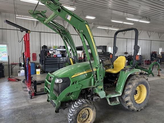 Image of John Deere 3520 equipment image 1