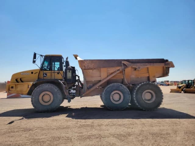 Image of John Deere 400D equipment image 1