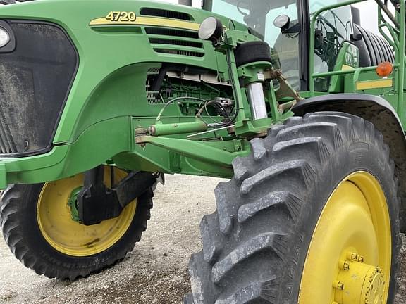 Image of John Deere 4720 equipment image 1