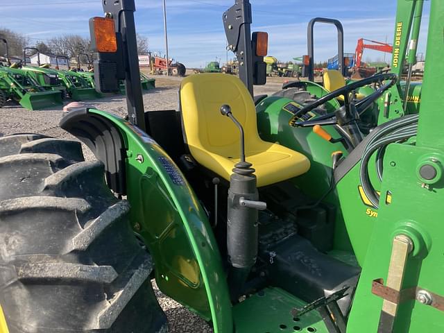 Image of John Deere 5205 equipment image 2