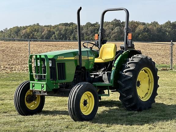 Image of John Deere 5205 equipment image 2