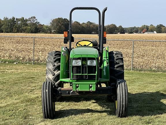 Image of John Deere 5205 equipment image 1