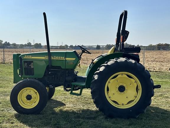 Image of John Deere 5205 equipment image 3