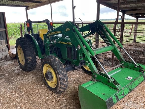 Image of John Deere 5205 equipment image 3