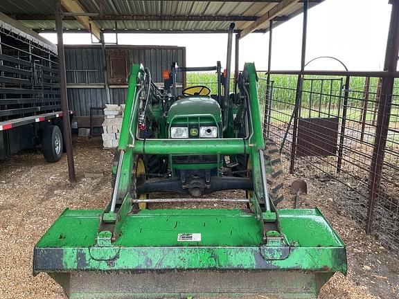Image of John Deere 5205 equipment image 2