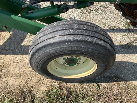 Image of John Deere 637 equipment image 4