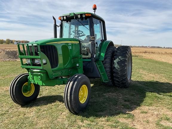 Image of John Deere 7220 equipment image 1