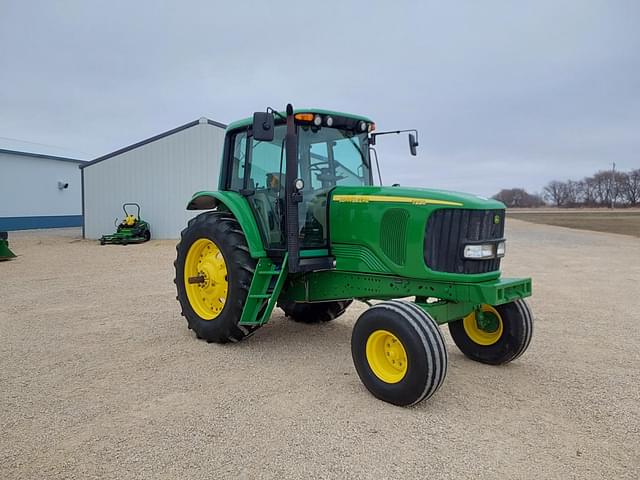 Image of John Deere 7220 equipment image 2