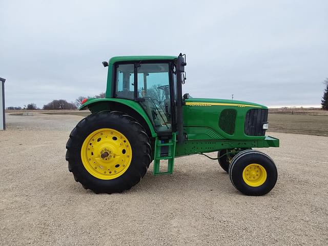 Image of John Deere 7220 equipment image 3