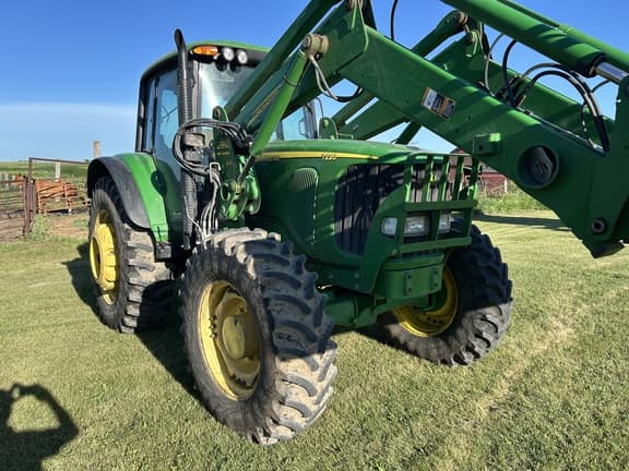 Image of John Deere 7220 equipment image 1