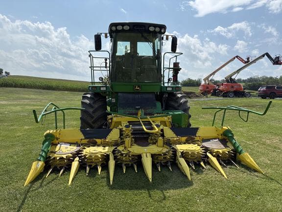 Image of John Deere 7300 equipment image 1