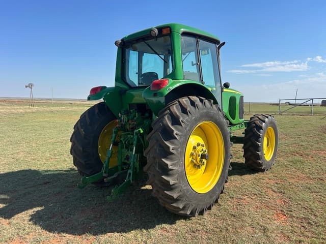 Image of John Deere 7320 equipment image 2