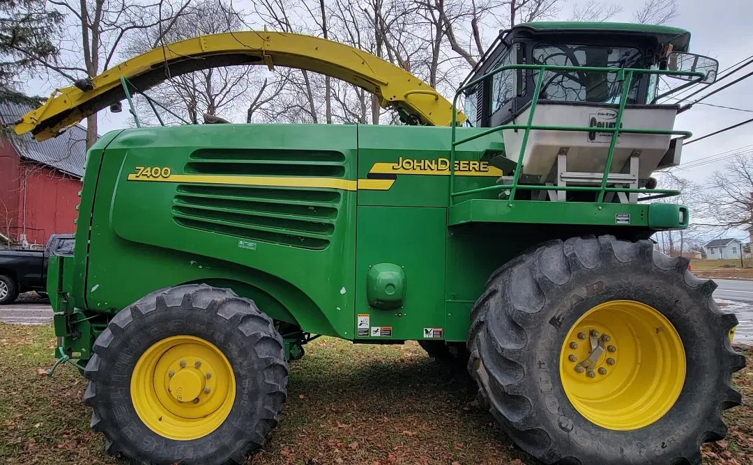 Image of John Deere 7400 Primary image