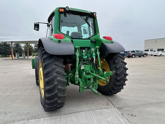 Image of John Deere 7420 equipment image 4