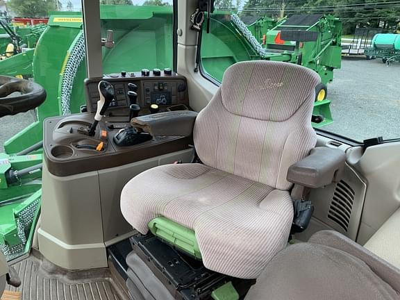 Image of John Deere 7520 equipment image 4