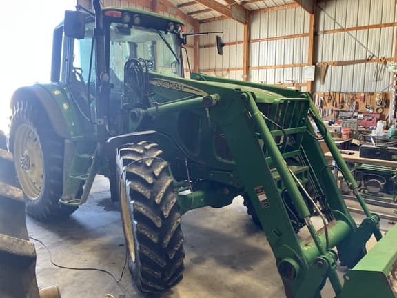 Image of John Deere 7520 equipment image 1