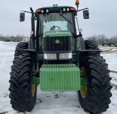 Image of John Deere 7520 equipment image 1