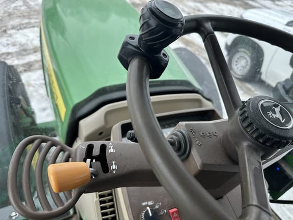 Image of John Deere 7520 equipment image 4